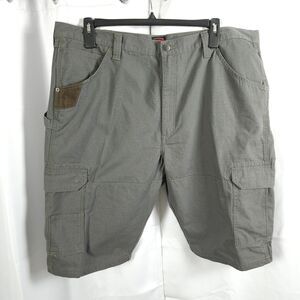 NWT Wrangler Men's 44 Gray Cargo Carpenter Relaxed Fit Knee Length Shorts